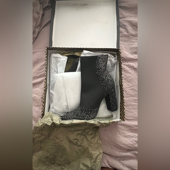 New, in box Charles by Charles David embellished Knit Booties, size 10 - Picture 3 of 8